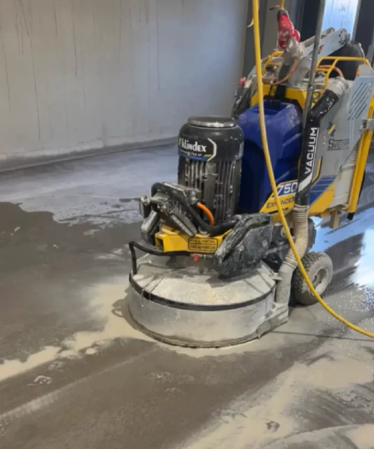 Svemar utför golvslipning Örebro av ett betonggolv