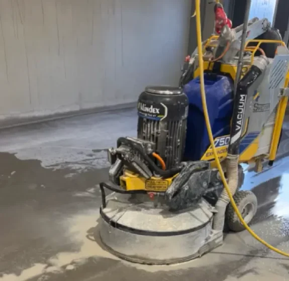 Svemar utför golvslipning Örebro av ett betonggolv